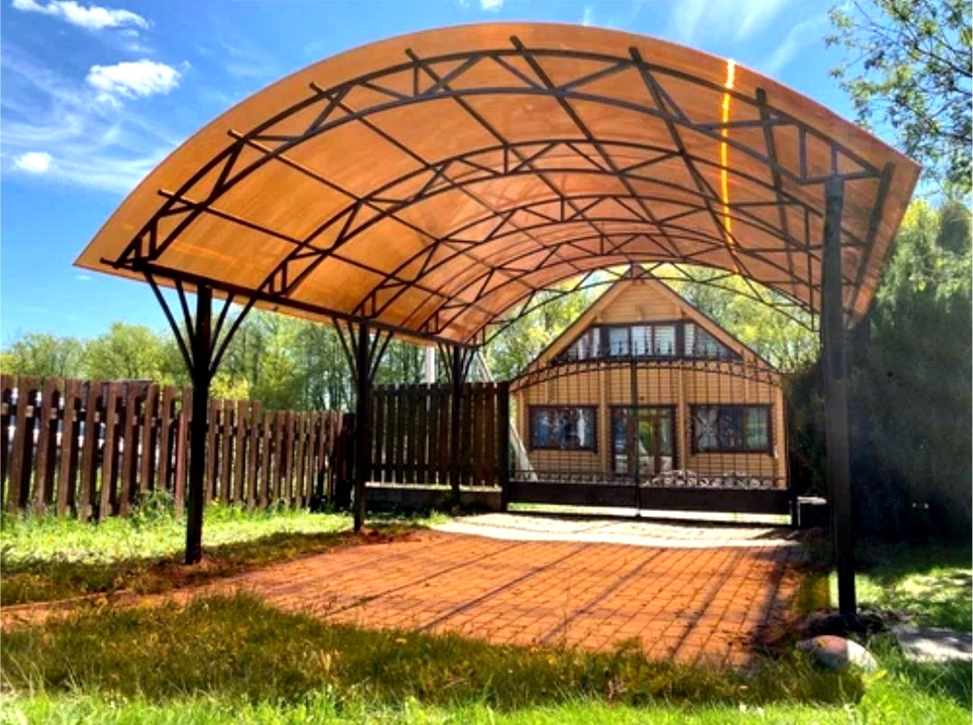 Односкатный навес-пристрой к дому из монолитного поликарбоната