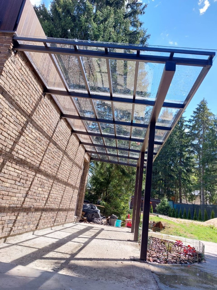 Современный автонавес с крышей из поликарбоната