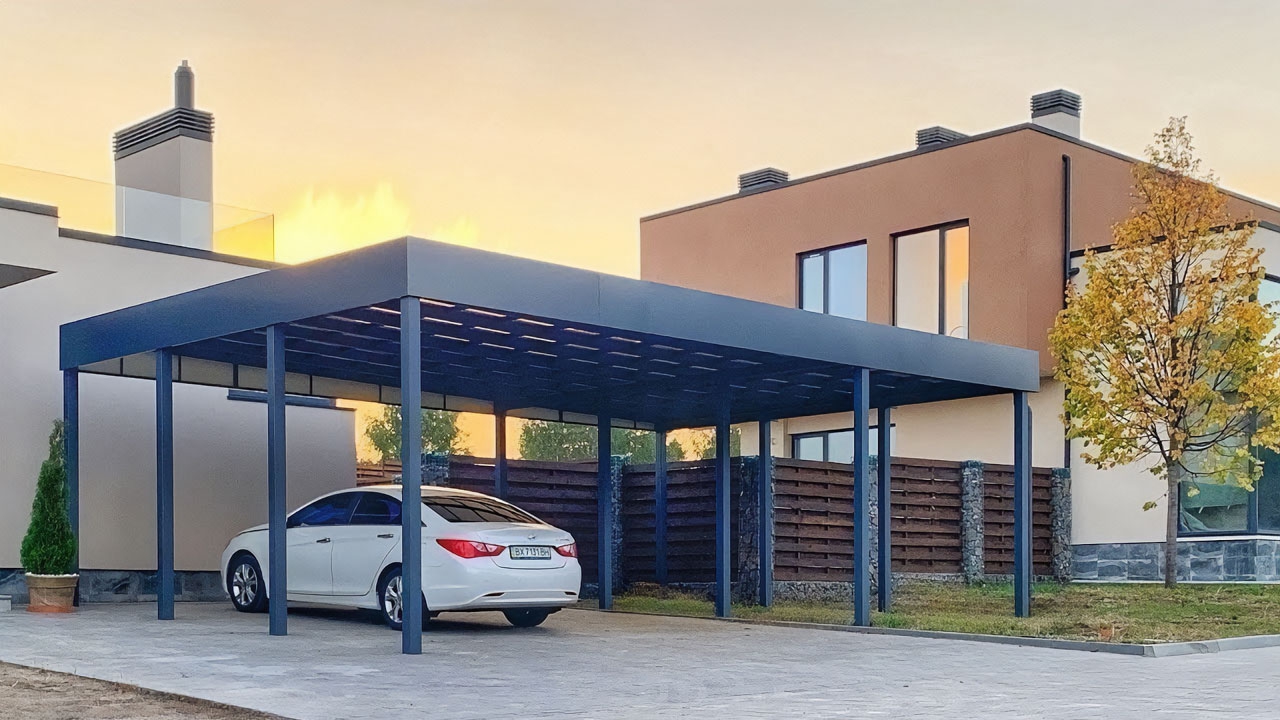 Современный автонавес с крышей из поликарбоната